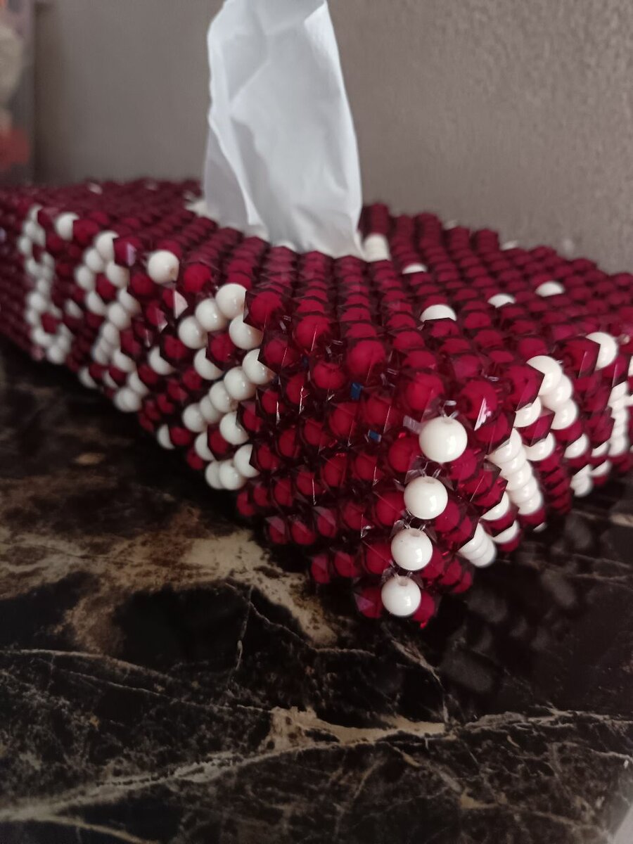 Boîte à mouchoirs perlée