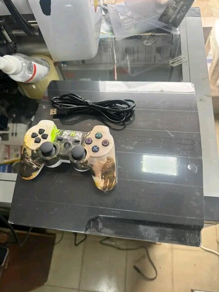 Console de jeu PS3 avec manette