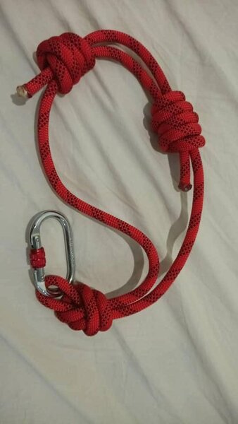 Corde d'escalade avec mousqueton