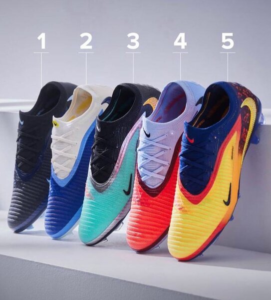 Chaussures de foot Nike colorées