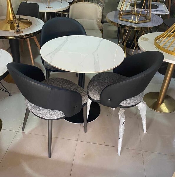 Table plus chaises importés