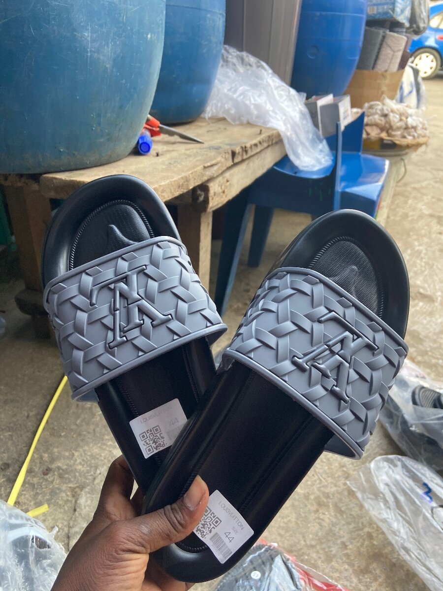 Claquettes tissées élégantes