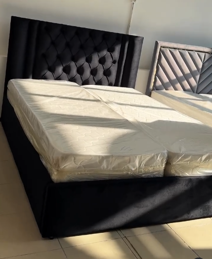 Двуспальная кровать (цвет черный)