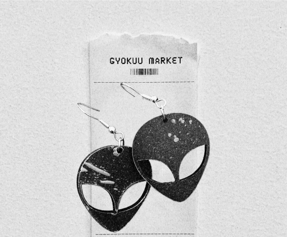 'Acrylic black alien head symmetrical earrings'