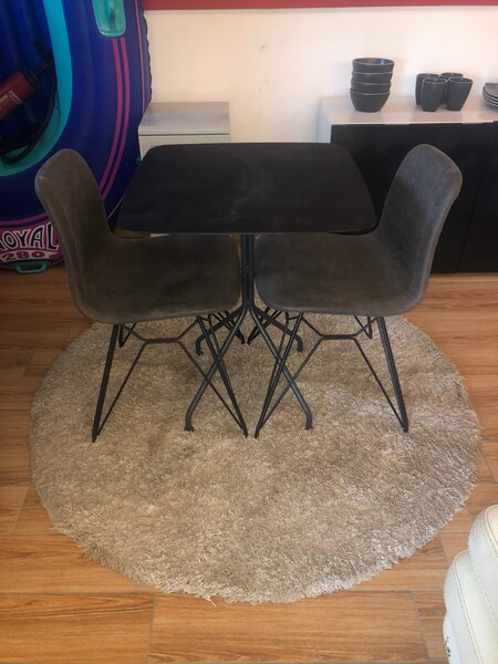 Table et chaises en din suisse