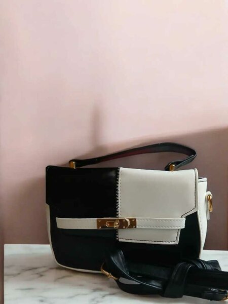 Sac à main bicolore élégant