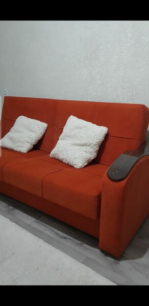 Диван оранжевый