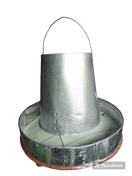 Mangeoire en métal pour volaille