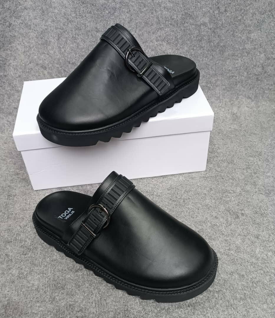 Mules en cuir noir Toga Virilis