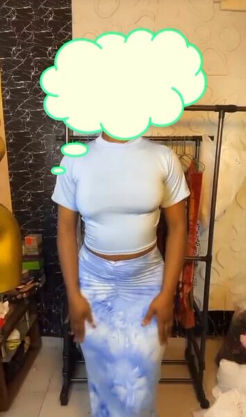 Ensemble top et jupe bleus