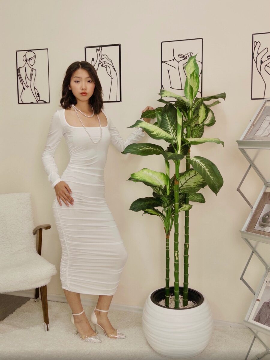 Вечернее платье со сборками по бокам