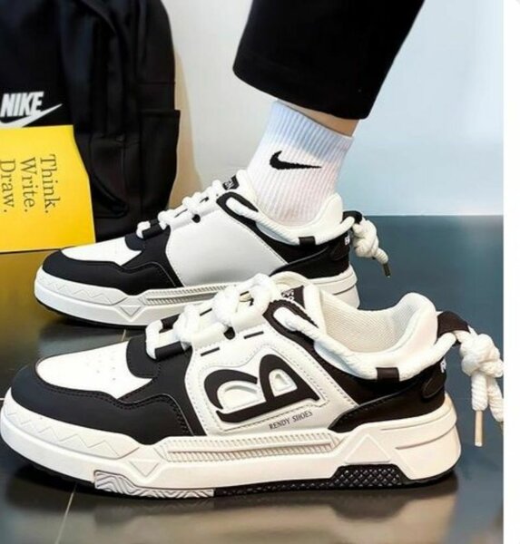 Baskets noires et blanches trendy