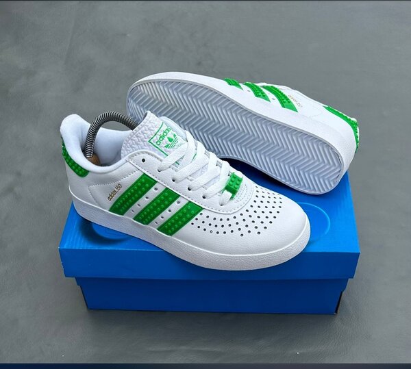 Baskets blanches à rayures vertes