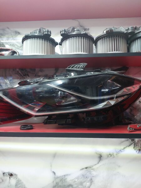 Фара на Grandeur