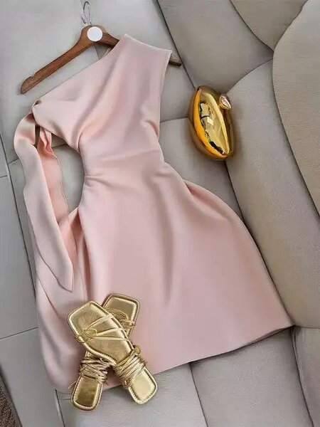Robe élégante à une épaule