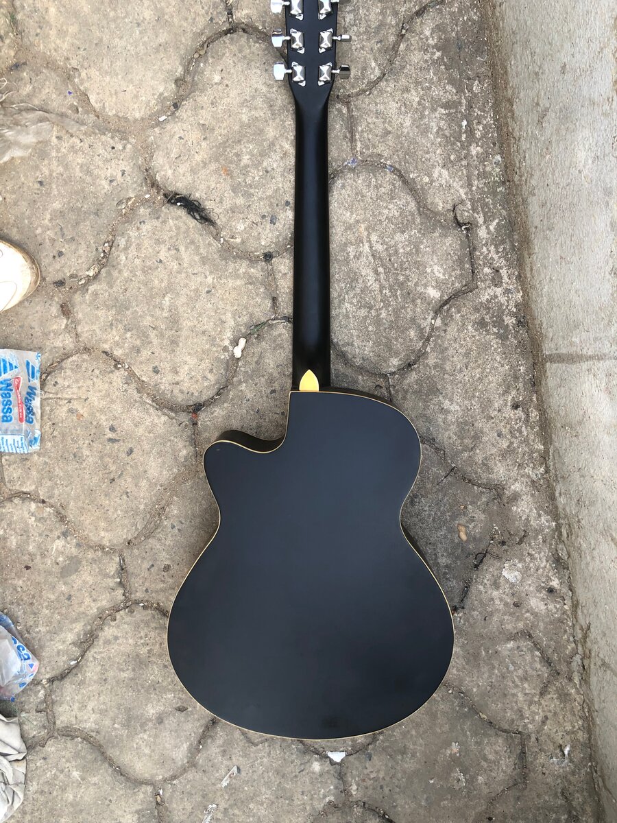 Guitare acoustique noire