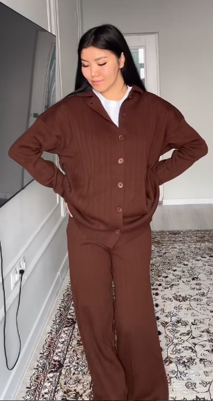 Трикотажная двойка коричневого цвета. 