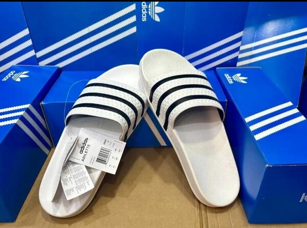 Claquettes adidas blanches