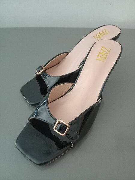 Sandales à talons noires élégantes