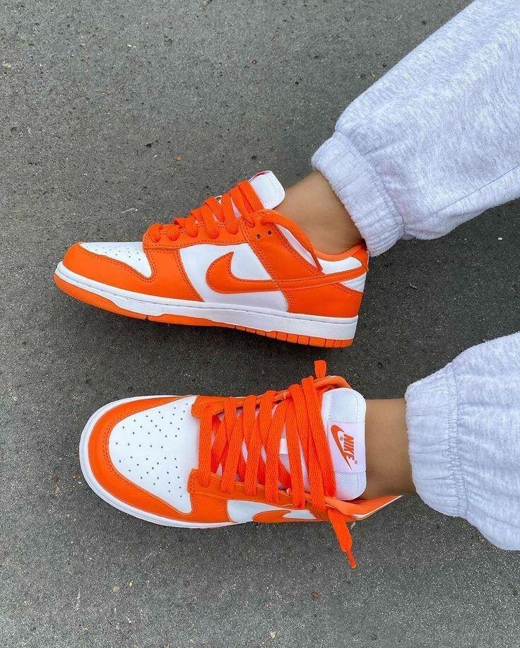 Baskets Nike orange et blanches