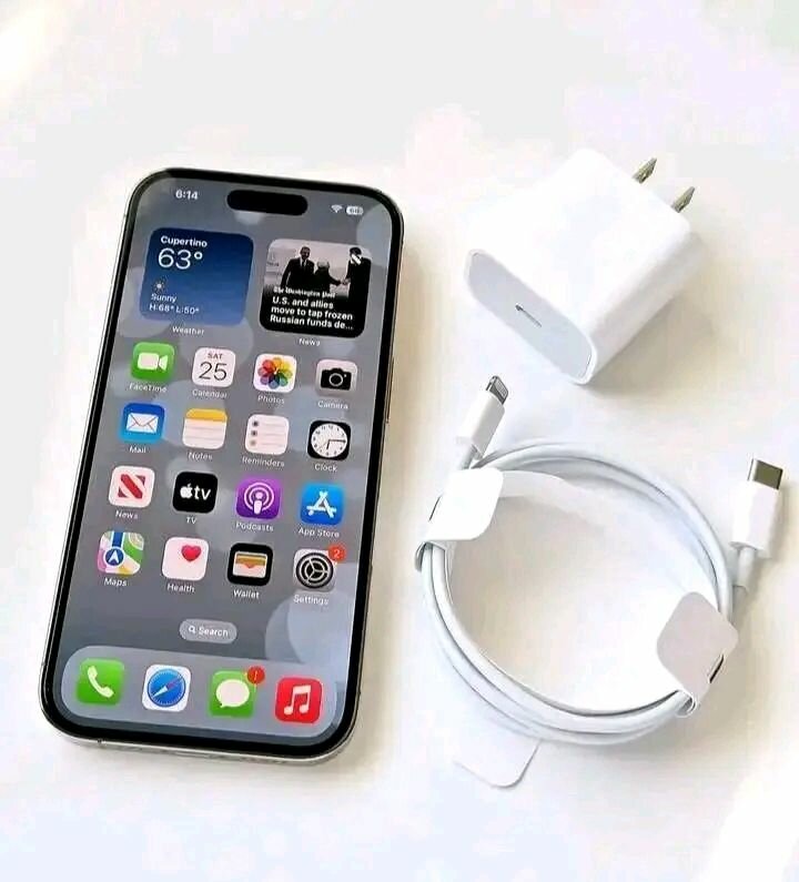 iPhone 15 Pro avec accessoires