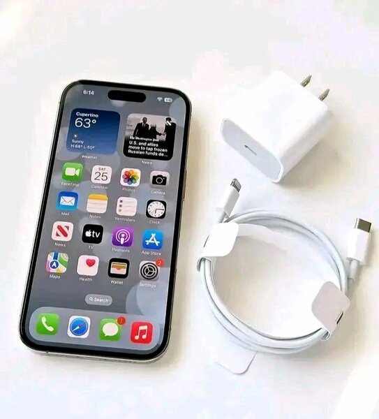 iPhone 15 Pro avec accessoires