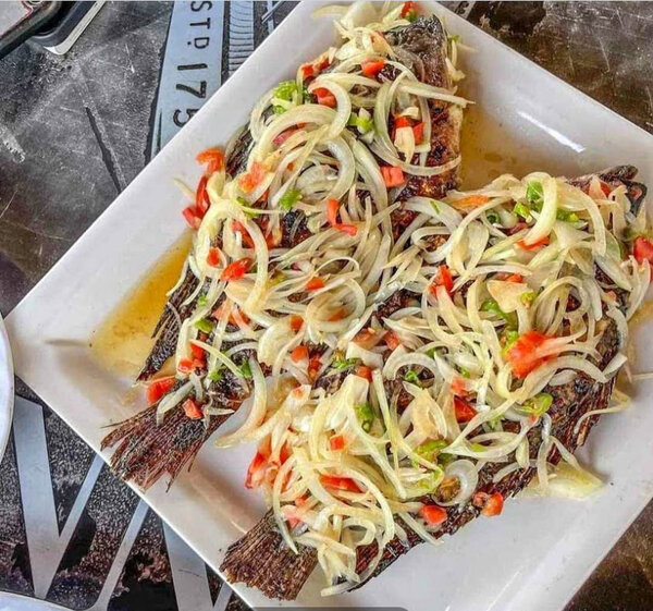 Poisson grillé à l'oignon