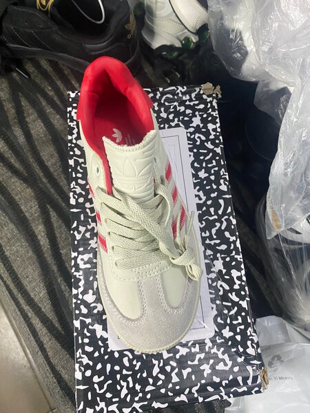 Baskets blanches et rouges