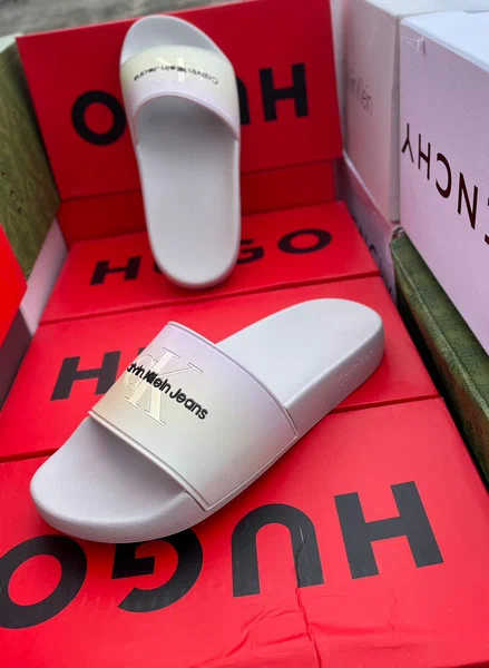 Claquettes Calvin Klein élégantes