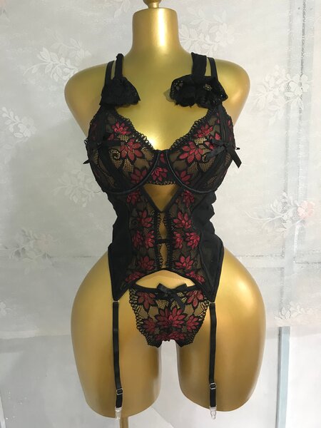 Ensemble lingerie rouge et noir