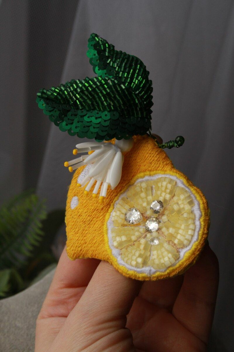 Брошь лимон