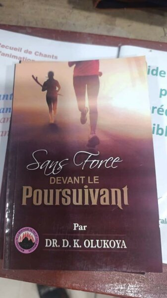 "Sans Force Devant le Poursuivant"