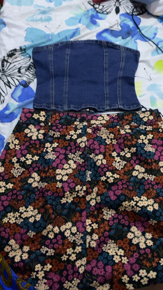 Haut jean et jupe fleurie jean
