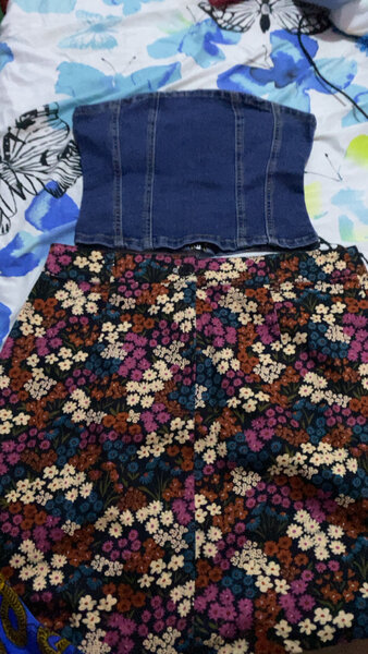 Haut jean et jupe fleurie jean