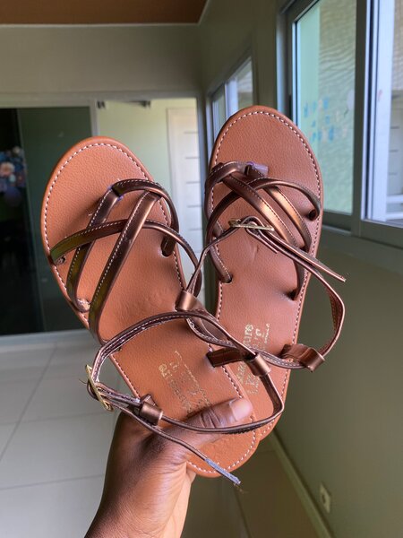 Sandales en cuir marron élégantes