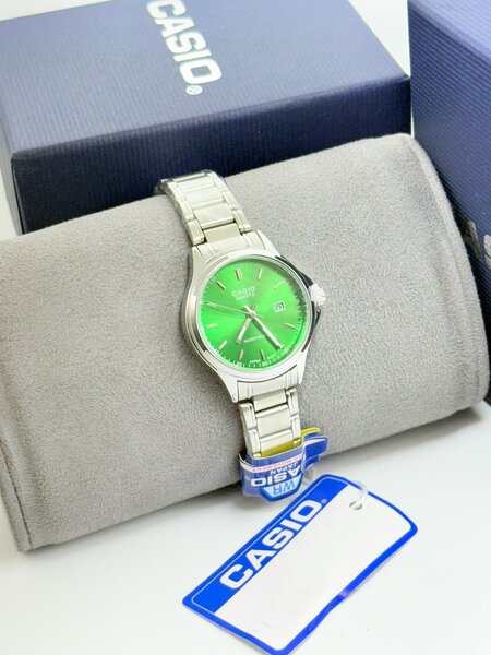 Montre Casio classique verte
