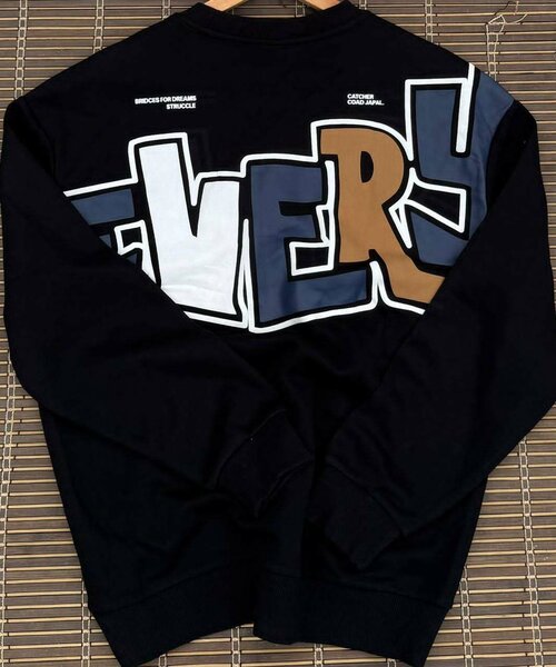 Sweatshirt à motifs graphiques