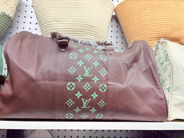 Sac de voyage en cuir coloré