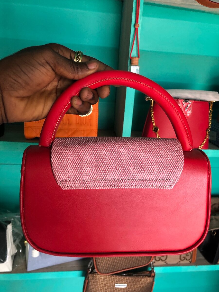 Sac à main rouge élégance