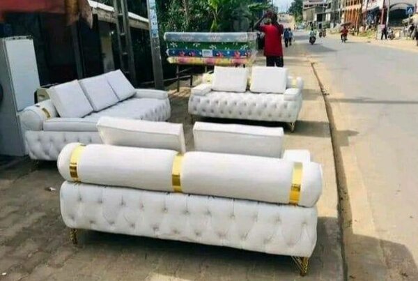 Canapé luxueux en tissu blanc