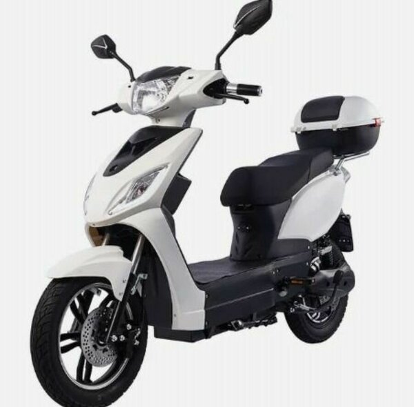 Scooter électrique blanc moderne