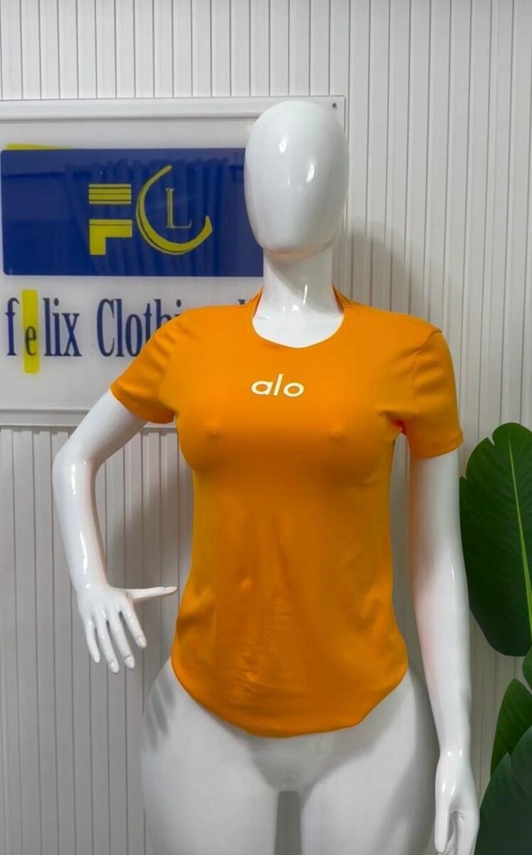 T-shirt activewear alo