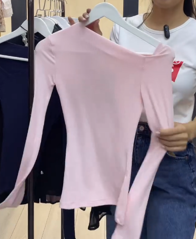 Женский лонгслив розового цвета