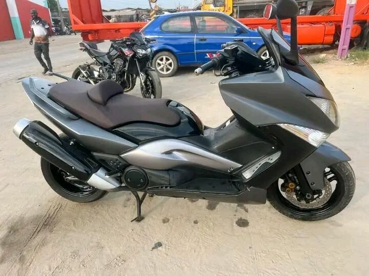 Scooter TMAX puissant et élégant