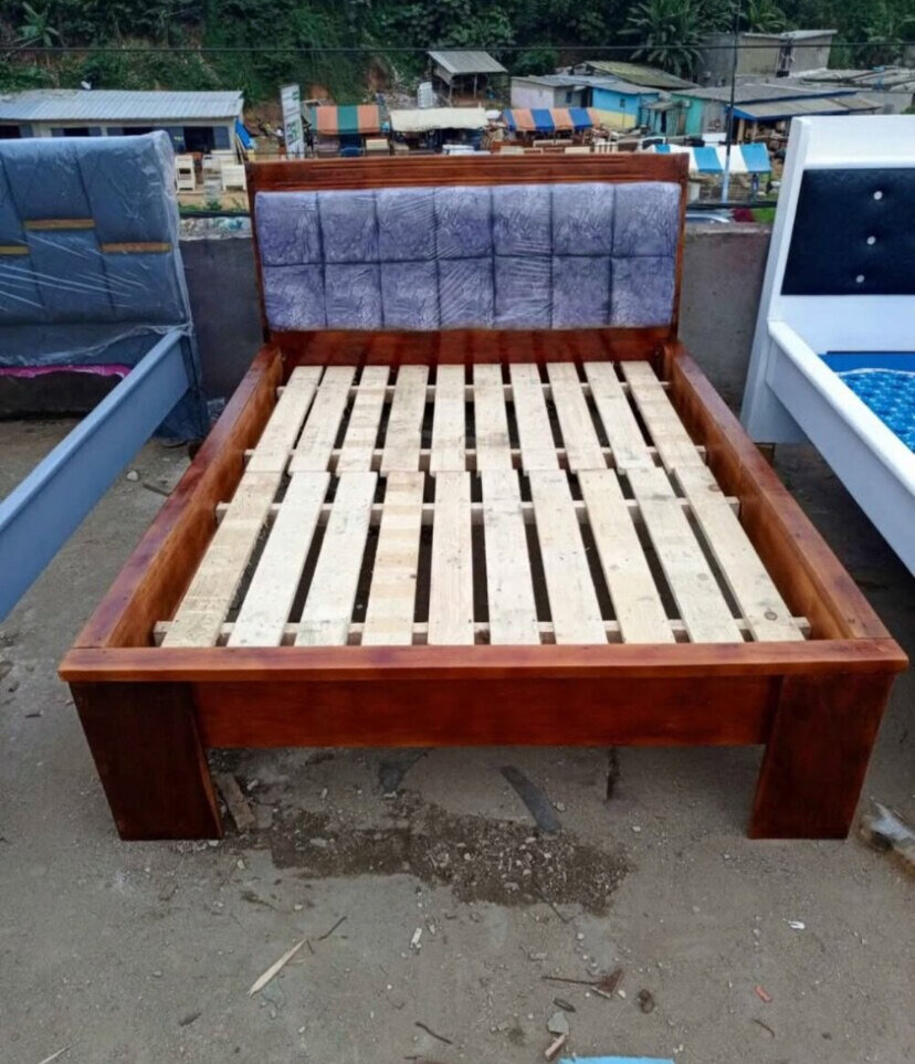 Lit double robuste en bois