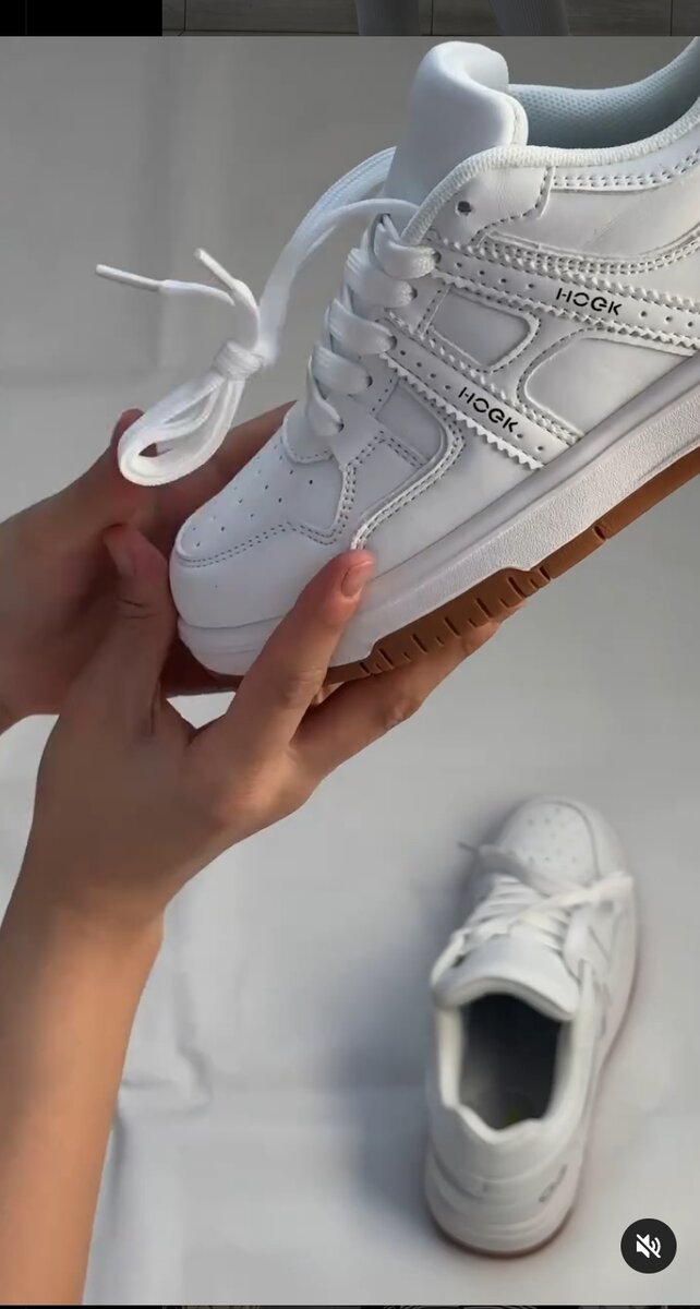 Стильные белые кроссовки с классическим дизайном и акцентом на минимализм.