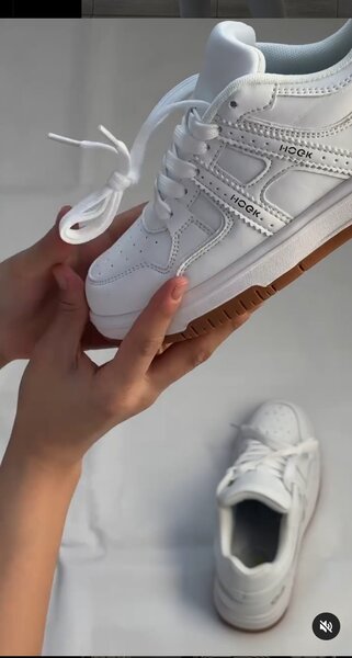 Стильные белые кроссовки с классическим дизайном и акцентом на минимализм.