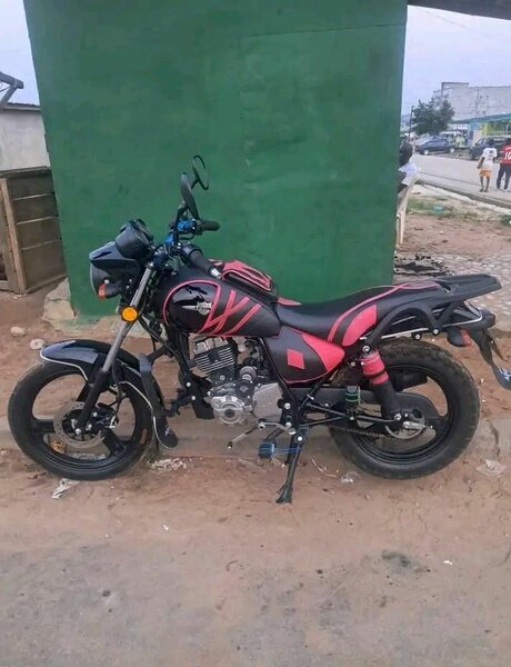 Moto noire et rouge en vente