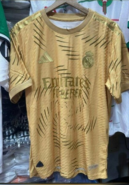 Maillot collector Réal Madrid écussons en gomme version pro