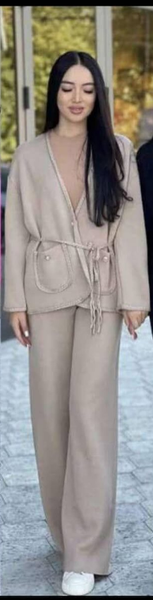 Бежевый брючной костюм
